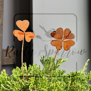 Zardzewiały metalowy palik koniczynowy: dekoracja ogrodu