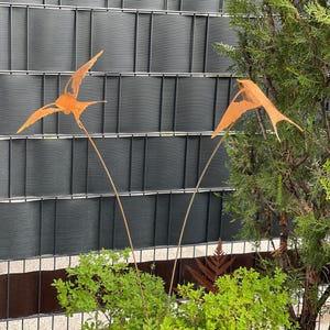 Rostig metallsvala växtpåle: Rostig trädgårdsfågelskulptur bild 5