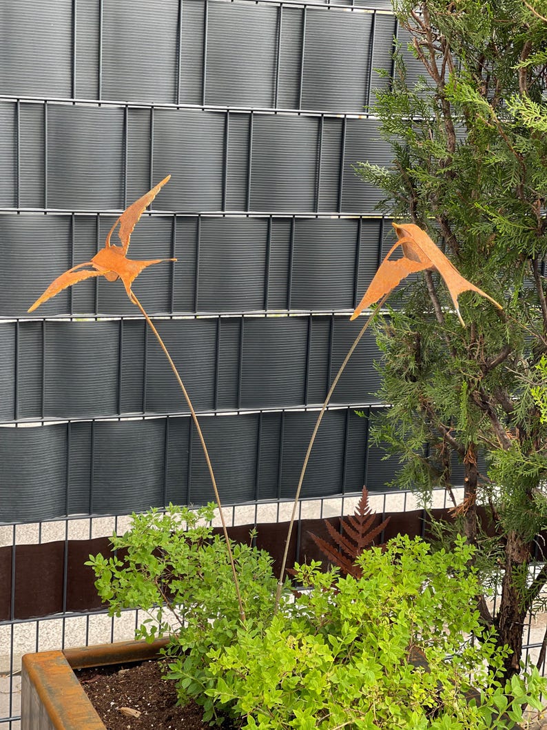 Rostig metallsvala växtpåle: Rostig trädgårdsfågelskulptur bild 5