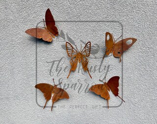 GioXtra Decorazione Parete 4 Farfalle In Metallo 3D – Colorate, 17x13 Cm, Per Giardino, Balcone, Recinto E Regalo