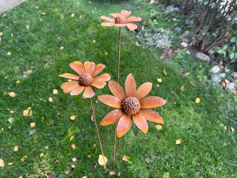 3D Chamomile-Daisy Metal Sculpture Rusty Garden Stake Rusted Flower Yard Decor Outdoor Garden Art image 4