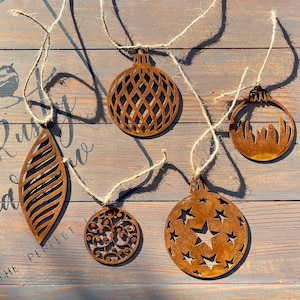Set of 5 Corten Steel Christmas Baubles -Artisan Metalwork for Christmas Decor - Holiday Hanging Ornament - Christmas Tree Balls - Xmas Gift