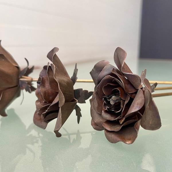 Kaffeebraune Rosenskulptur für Innenvasendekor - Kupfer und Messing - Dunkle Rosenkunstwerkverzierung - Blumenkunstdesign - Geschenk zum 7