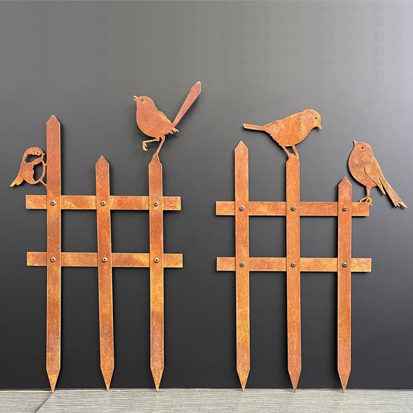 Vögel auf einem Zaun - kreatives Design für Deinen Pflanztopf I rostige Ornamente - Gartendeko - Vogelskulptur aus Metall gerostet - Gartenkunst