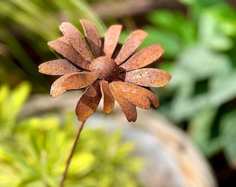 Rusty Metal Daisy Garden Stake: 3D Flower Yard Art - Marguerite