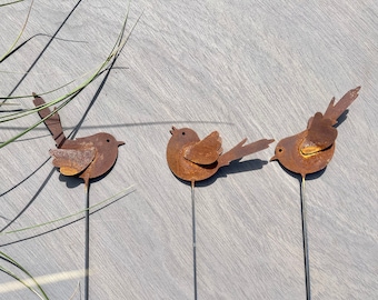 Schattige vogels kinetische sculptuur - roestig tuindecor - kinetische kunst aan de buitenkant - metalen tuindieren - verroeste metalen paal Roestig tuinmeubilair