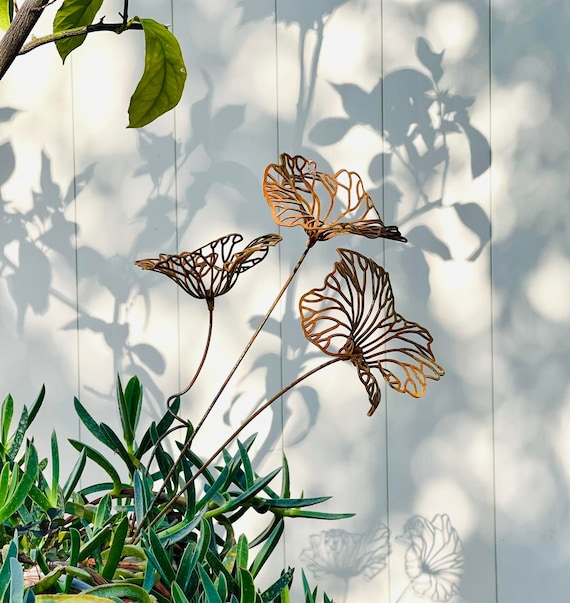Rostige Metall Blumenskulptur: Gartenstecker / Pflanzenstecker