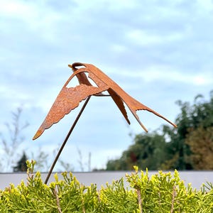 Rostig metallsvala växtpåle: Rostig trädgårdsfågelskulptur Wings - Down
