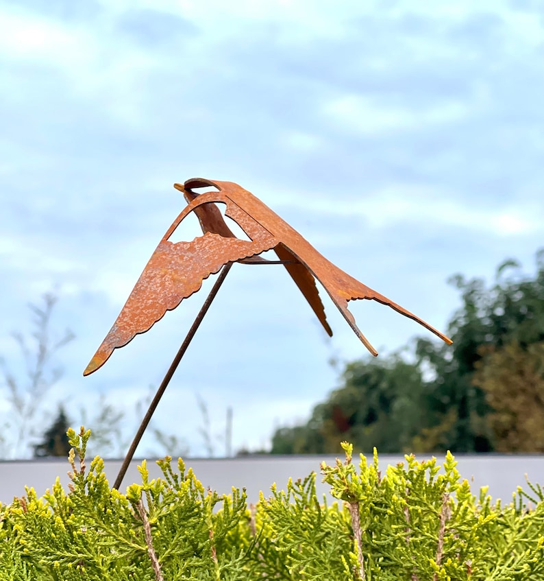Rostig metallsvala växtpåle: Rostig trädgårdsfågelskulptur Wings - Down