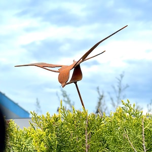 Rostig metallsvala växtpåle: Rostig trädgårdsfågelskulptur Wings - Up