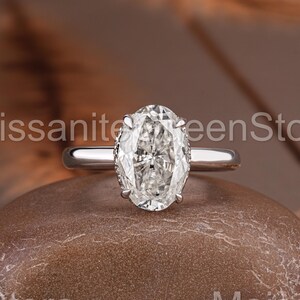Anillo solitario de moissanita de corte ovalado / Anillo de compromiso de oro blanco para ella / Anillo minimalista delicado / Regalo de joyería artesanal para mujer