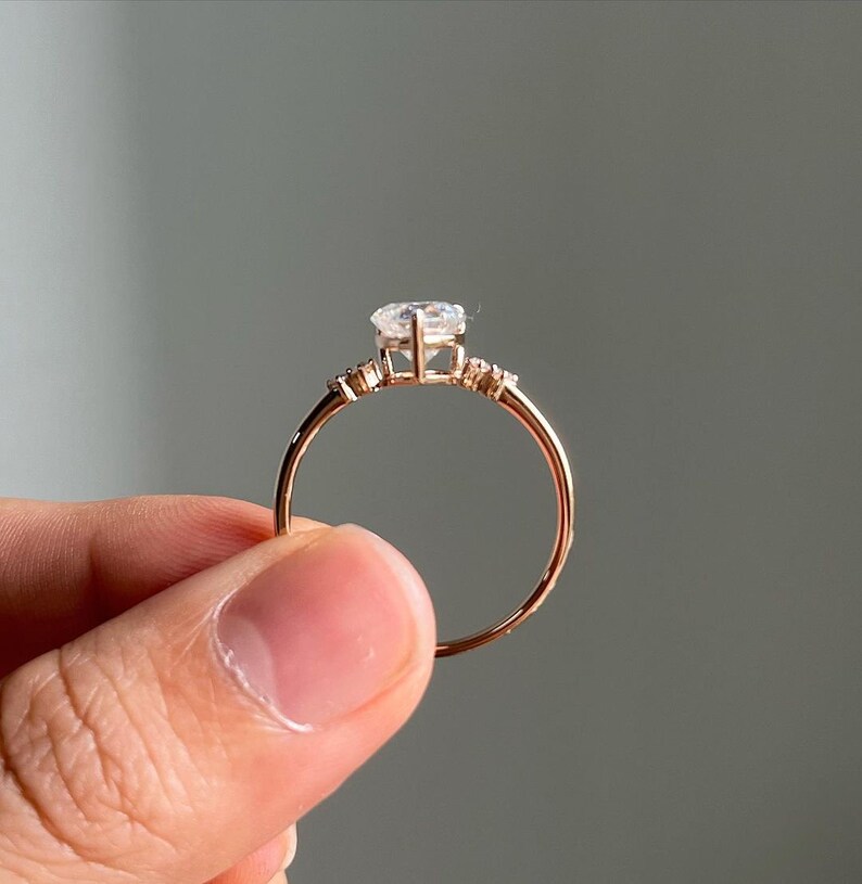 Anello di fidanzamento con moissanite a forma di cuore da 1,5 ct. Anello in oro da sposa delicato. Anello nuziale impilabile. Anello Art Déco antico. Regalo di anniversario in oro 14 carati per lei. immagine 2