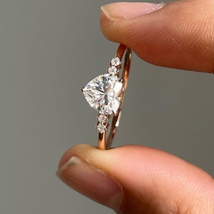 Anello di fidanzamento con moissanite a forma di cuore da 1,5 ct. Anello in oro da sposa delicato. Anello nuziale impilabile. Anello Art Déco antico. Regalo di anniversario in oro 14 carati per lei. immagine 1