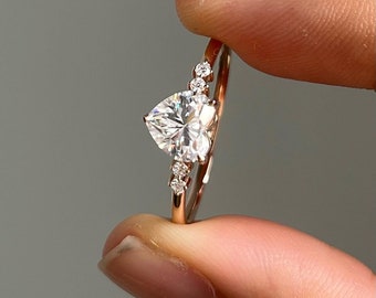 Anello di fidanzamento con moissanite a forma di cuore da 1,5 ct. Anello in oro da sposa delicato. Anello nuziale impilabile. Anello Art Déco antico. Regalo di anniversario in oro 14 carati per lei.