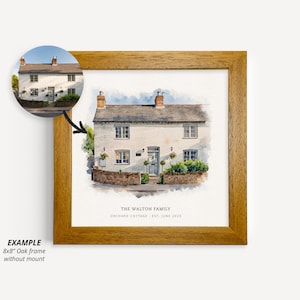 K&ouml;nnte beinhalten: Eine Aquarell-Illustration eines wei&szlig;en H&auml;uschens mit braunem Dach. Das H&auml;uschen hat eine Haust&uuml;r und Fenster. Die Illustration ist in einem hellbraunen Holzrahmen gerahmt. Der Text "THE WALTON FAMILY ORCHARD COTTAGE EST. JUNE 2023" ist unter der Illustration gedruckt.