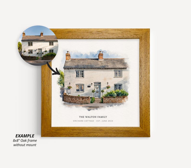 K&ouml;nnte beinhalten: Eine Aquarell-Illustration eines wei&szlig;en H&auml;uschens mit braunem Dach. Das H&auml;uschen hat eine Haust&uuml;r und Fenster. Die Illustration ist in einem hellbraunen Holzrahmen gerahmt. Der Text "THE WALTON FAMILY ORCHARD COTTAGE EST. JUNE 2023" ist unter der Illustration gedruckt.