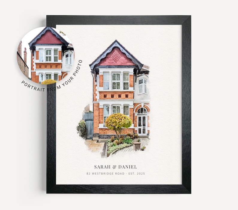 K&ouml;nnte beinhalten: Ein Aquarellbild eines roten Backsteinhauses mit rotem Dach und wei&szlig;en Verzierungen. Das Haus hat einen kleinen Vorgarten mit einem Busch und einen Weg. Der Text "SARAH & DANIEL 82 WESTBRIDGE ROAD - EST. 2025" ist unter dem Haus gedruckt.