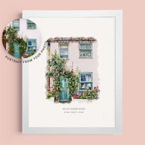 K&ouml;nnte beinhalten: Aquarellgem&auml;lde eines rosa Hauses mit gr&uuml;nem Rahmen und einer gr&uuml;nen T&uuml;r. Das Haus ist von gr&uuml;nen Ranken und Blumen umgeben. Der Text "NO. 45 DOVER ROAD HOME SWEET HOME" ist unter dem Haus gedruckt.