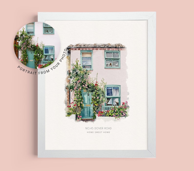 K&ouml;nnte beinhalten: Aquarellgem&auml;lde eines rosa Hauses mit gr&uuml;nem Rahmen und einer gr&uuml;nen T&uuml;r. Das Haus ist von gr&uuml;nen Ranken und Blumen umgeben. Der Text "NO. 45 DOVER ROAD HOME SWEET HOME" ist unter dem Haus gedruckt.