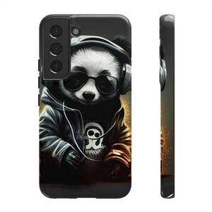 Könnte beinhalten: Schwarze Handyhülle mit einem coolen Panda, der Sonnenbrille, Kopfhörer und einen Kapuzenpullover trägt. Der Panda hat ein Totenkopf-Design auf seinem Hemd. Die Hülle ist für ein Samsung Galaxy-Handy konzipiert.