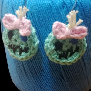 Boucles d&#39;oreilles au crochet inspirées de Scrump. Plat. Idéal pour les amateurs de points. fabriqué à la main avec des crochets en acier inoxydable