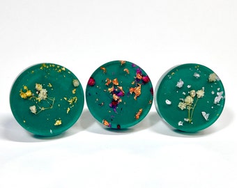 green round furniture knobs handles buttons with metal flakes and dried flowers in boho style