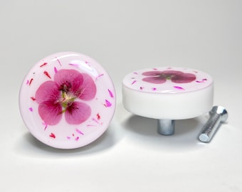 Weiße schwarze runde Möbelgriffe, Möbelknöpfe mit echten getrockneten gepressten Blumen in rosa Pink, elegantes boho Geschenk für zuhause