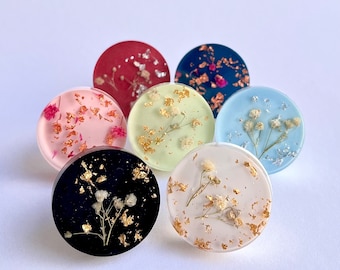 Boutons de meubles ronds personnalisables avec des flocons de métal et des fleurs séchées de style bohème dans différentes combinaisons de couleurs