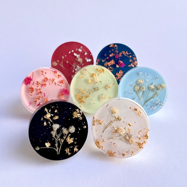 Boutons de meubles ronds personnalisables avec des flocons de métal et des fleurs séchées de style bohème dans différentes combinaisons de couleurs