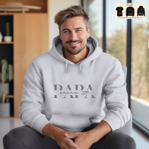 Personalisiertes Papa-Sweatshirt, modernes Papa-T-Shirt, Vatertagsgeschenk, individueller Namens-Papa-Hoodie, Schwangerschaftsankündigung, Geschenk für neuen Papa 2024 Bild 4