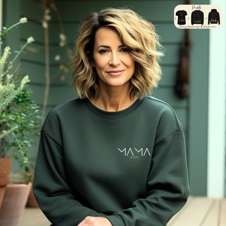 Personalisiertes Mama-Sweatshirt, minimalistisches T-Shirt, Muttertagsgeschenk, moderner Mama-Hoodie, Schwangerschaftsankündigungs-T-Shirt, Geschenk für die neue Mutter Bild 7