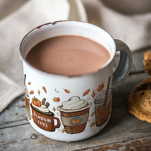 Personalisierter Becher des niedlichen Herbstkaffees. Pumpkin Spice und alles schöne Emaille-Tasse. Erntedank Geschenke Ideen. Kürbis Gewürz Milchkaffee. Herbststimmung.