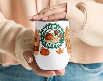 Puede incluir: Un vaso térmico de acero inoxidable blanco con un diseño circular verde que dice "Pumpkin Spice Coffee". El diseño también incluye una calabaza, palitos de canela, crema batida y hojas de otoño.
