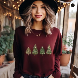 Christmas Tree Sweatshirt, Merry & Bright T-Shirt, Christmas Shirts for Women, Christmas Pullover, Christmas Trees Sweater, Winter Hoodie immagine 5