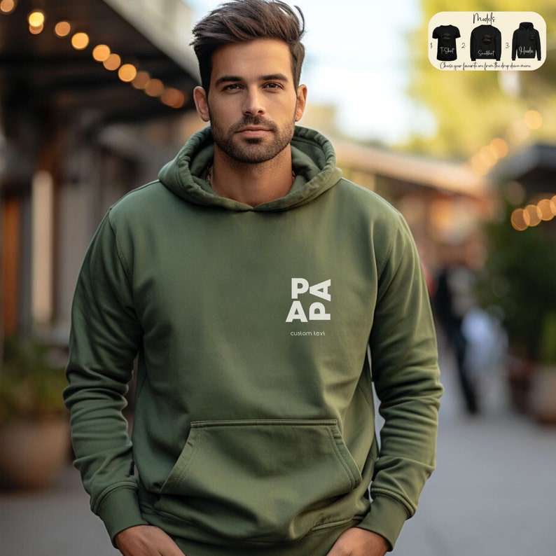 Op de afbeelding: Een groene hoodie met een wit logo met de tekst "PAP" en daaronder "custom text".