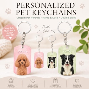 Puede incluir: Llaveros personalizados para mascotas con retratos personalizados. Los llaveros son de doble cara y presentan un fondo rosa, verde claro y blanco. Los llaveros tienen un llavero y una cadena plateados. Los llaveros tienen el texto "Princess", "Bailey" y "Double Sided".