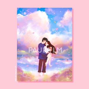 Op de afbeelding: Een romantische illustratie van een stel dat elkaar omhelst tegen een pastelkleurige lucht vol wolken en vlinders. De man houdt de vrouw vast, beiden met donker haar, tegen een achtergrond van roze, blauwe en gele tinten. De tekst "PAUL LM" is zichtbaar.