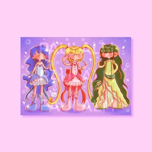 Puede incluir: Ilustración de tres personajes de estilo anime, cada uno sosteniendo un micrófono. Los personajes tienen cabello azul, rubio y verde, y visten vestidos coloridos. El fondo es morado claro con burbujas.