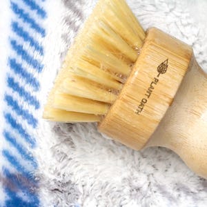 Introducing our Bamboo Dish Cleaning Set: comprehensive and sustainable. Includes a replaceable brush with an extra head for uninterrupted cleaning. Plus, a robust bamboo scrub brush and a handy brush for quick tasks.