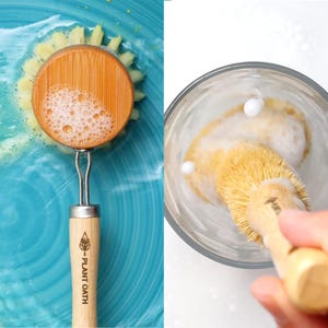 Introducing our Bamboo Dish Cleaning Set: comprehensive and sustainable. Includes a replaceable brush with an extra head for uninterrupted cleaning. Plus, a robust bamboo scrub brush and a handy brush for quick tasks.
