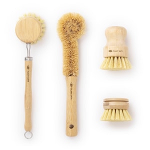 Introducing our Bamboo Dish Cleaning Set: comprehensive and sustainable. Includes a replaceable brush with an extra head for uninterrupted cleaning. Plus, a robust bamboo scrub brush and a handy brush for quick tasks.