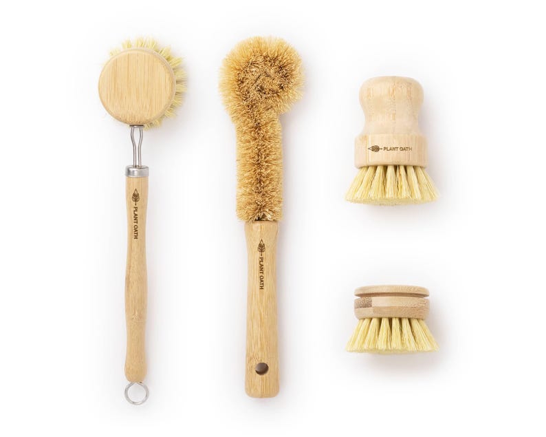 Introducing our Bamboo Dish Cleaning Set: comprehensive and sustainable. Includes a replaceable brush with an extra head for uninterrupted cleaning. Plus, a robust bamboo scrub brush and a handy brush for quick tasks.