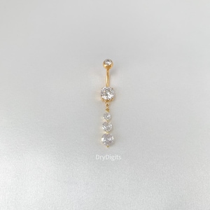 Puede incluir: Un juego de tres tazas de cerámica con acabado mate moteado. Las tazas son de color crema, gris claro y gris oscuro. Cada taza tiene un diseño simple y minimalista.