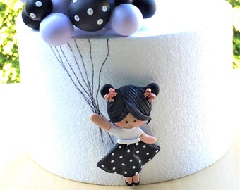 Figura en pasta de azúcar encima de esferas de pastel y niña. Fondant o porcelana fría. 2D Custom Cake Top