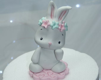Lindo adorno de fondant con forma de conejo para pastel, bosque