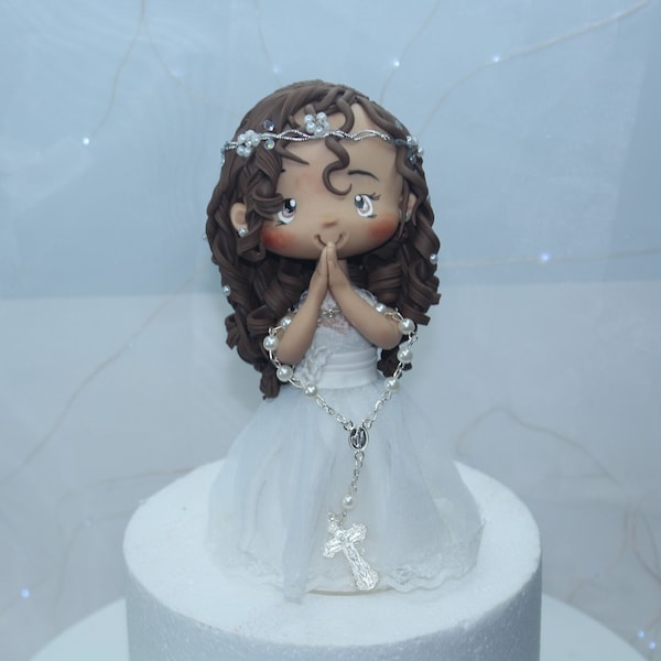 Figurine de première communion de fille. Magnifique décoration de gâteau pour baptême et première communion d'une fille en robe blanche avec couronne de fleur rose