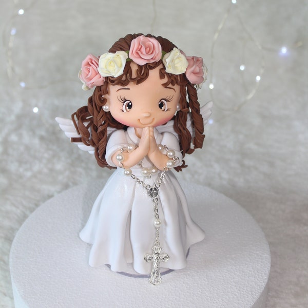 Statuina Prima Comunione bambina. Bellissimo cake topper per il battesimo e la prima comunione di una ragazza in abito bianco con ghirlanda di fiori rosa