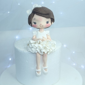 Mädchen-Kuchenaufsatz, Personenfigur, handgemachte Figurenpuppe, Mädchen mit braunen Haaren aus Zuckerpaste, Fondant-Kuchenaufsatz, Kuchenaufsatz, individuelle Puppe
