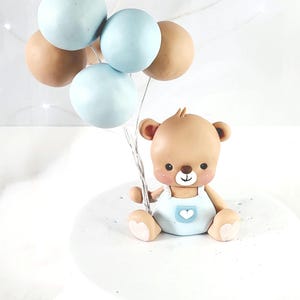 Ragazzo orso bruno con tuta blu e palloncini, topper per torta commestibile, topper per torta fondente, porcellana fredda, orso baby shower boy, topper per torta