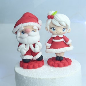 Santa and Mrs. Claus topper for Christmas cake. Figurine sugar paste or cold porcelain, edible cake topper, fondant cake topper, cake topper